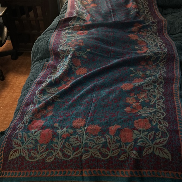 Beautiful light weight I believe scarf - Picture 6 of 7